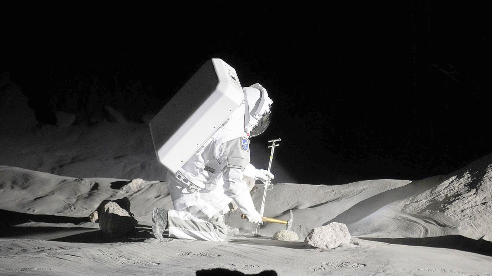 Ein Mensch simuliert eine Trainingseinheit in der neuen Luna-Halle. Foto: Benjamin Westhoff/dpa