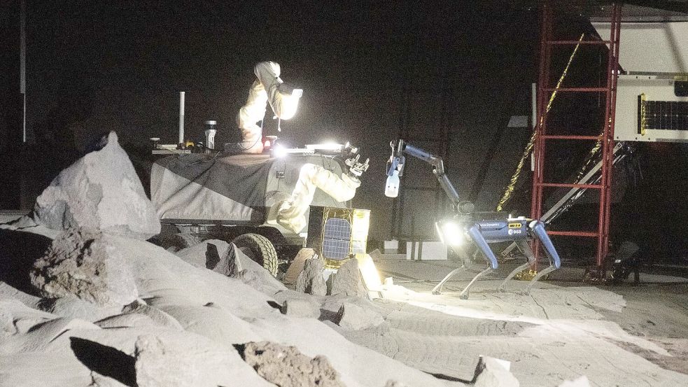 Eine Art Mini-Raumschiff, ein „Mond-Rover“ auf Rädern, während einer Trainingseinheit in der neuen Luna-Halle im Rahmen der Eröffnungsfeierlichkeiten im Europäischen Astronautenzentrum (Eac) der Esa. Foto: Benjamin Westhoff/dpa