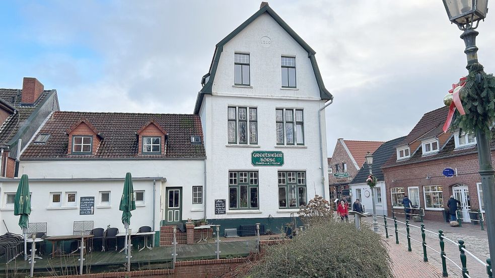 Die Greetsieler Börse mitten im Ortskern von Greetsiel ist seit Monaten dicht. Jetzt ist klar, was mit dem Restaurant passiert. Foto: Weiden/Archiv