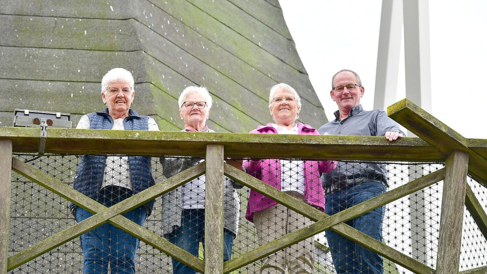 Hoch oben auf ihrer Mühle: Johanne Leeling, Eka van der Linde, Johanne de Boer und Jürgen Weets. Fotos: Wagenaar