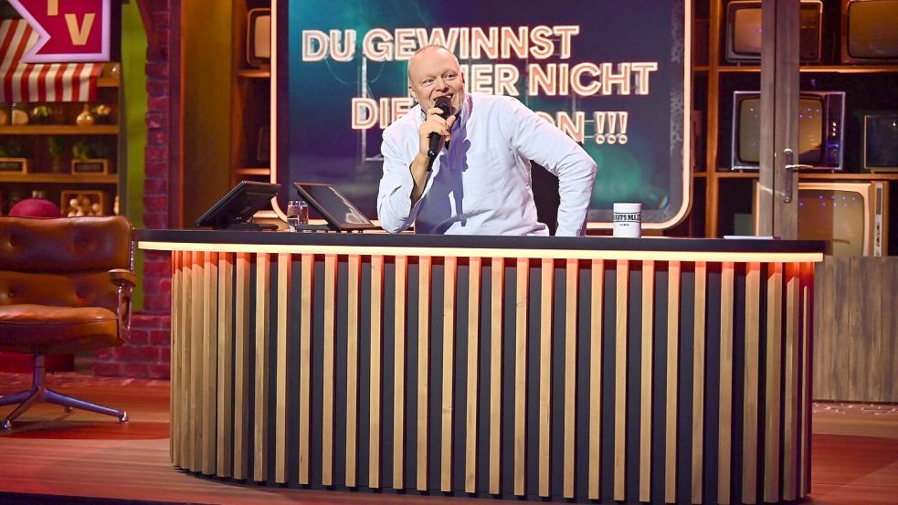 Stefan Raab stellte in der zweiten Folge seiner neuen Show die Rubrik „Raab sitzt“ vor. Foto: Julia Feldhagen/Raab Entertainment/RTL/dpa