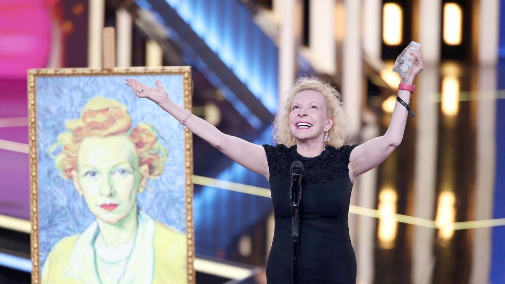 Sunnyi Melles jubelt - ihr wurde der Deutsche Fernsehpreis zuerkannt. Foto: Rolf Vennenbernd/dpa