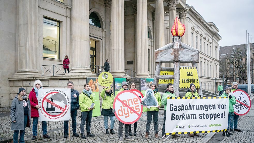 Greenpeace und andere Umweltorganisationen demonstrierten im Februar 2024 vor dem Landtag in Hannover gegen die geplanten Gasbohrungen. Foto: Greenpeace