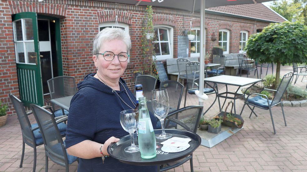 Der gemütliche Biergarten lädt zum Verweilen ein.