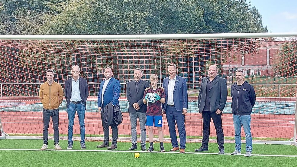 Nahmen am Elfmeterschießen teil (von links): René Nabel (Leiter Fachkonferenz Sport der Schule), Gert Gellmers (Firma Thalen Consult), Helfried Goetz (Bürgermeister in Friedeburg), Kai Hieronimus (stellvertretender Schulleiter), Torwart Moritz Zenker (Klasse 8a), Holger Heymann (Landrat), Stefan Willms (Schulleiter) und Dennis Brünjes (Leiter Fachkonferenz Sport der Schule). Foto: privat