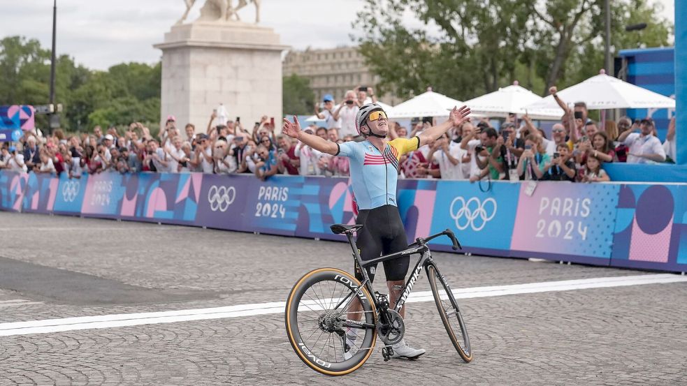 Für ikonische Bilder sorgen kann er: Belgiens Olympiasieger Remco Evenepoel. Foto: Thibault Camus/AP/dpa