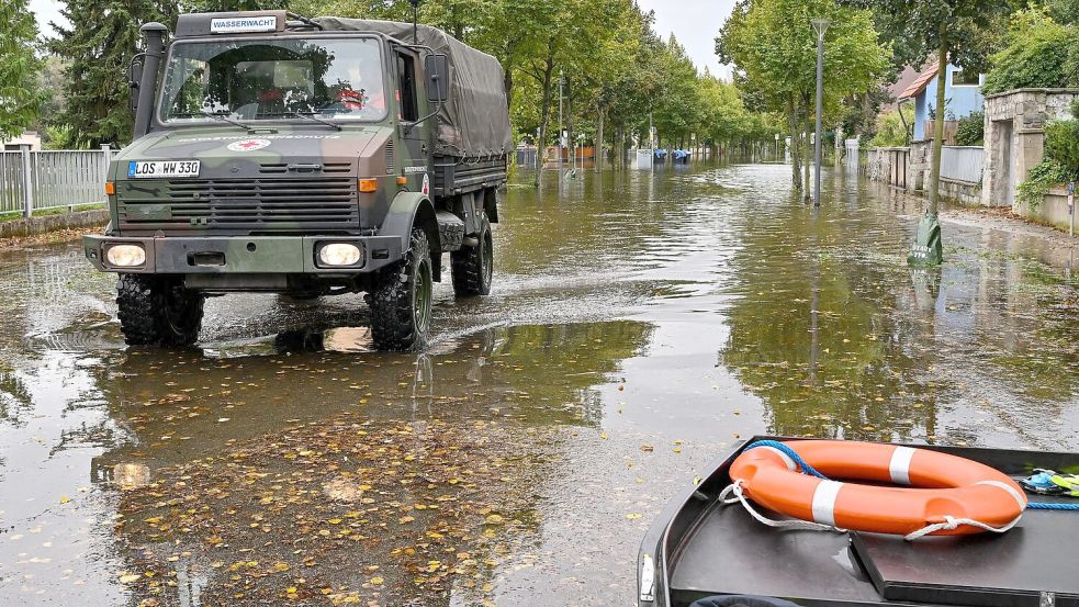 Per Unimog werden Bewohner aus einer überfluteten Straße in Frankfurt (Oder) gefahren. Foto: Patrick Pleul/dpa