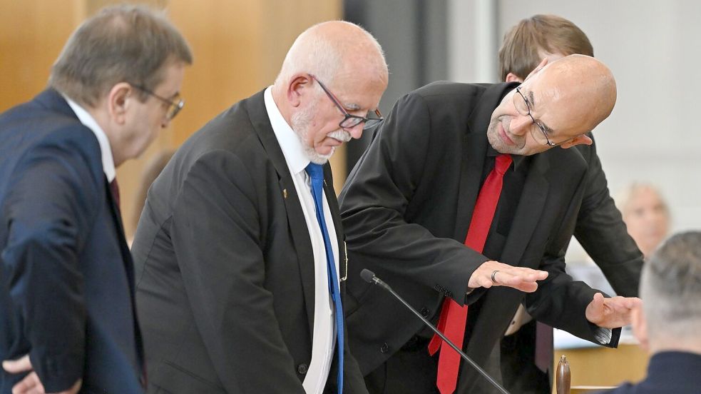 Bei der ersten Sitzung des Thüringer Landtags gibt es scharfe Kritik an den Alterspräsidenten der AfD, Jürgen Treutler (Mitte). Foto: Martin Schutt/dpa