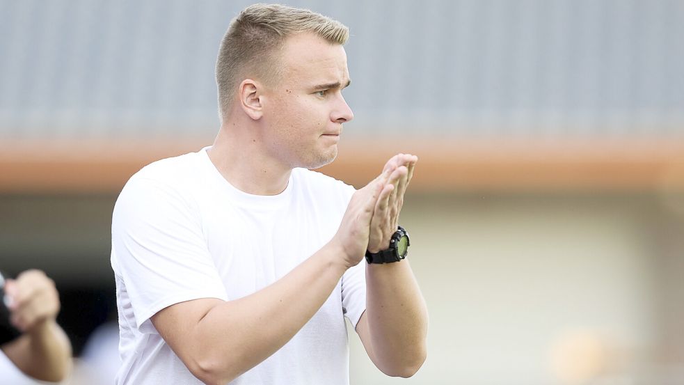 Jonas Petersen gilt in der Fußball-Szene eigentlich als recht ruhigen Trainer an der Seitenlinie. Ab und zu wird der Coach des TuS Pewsum aber auch mal emotional und etwas lauter. Das brachte ihm nun eine Gelbsperre ein. Fotos: Doden, Emden