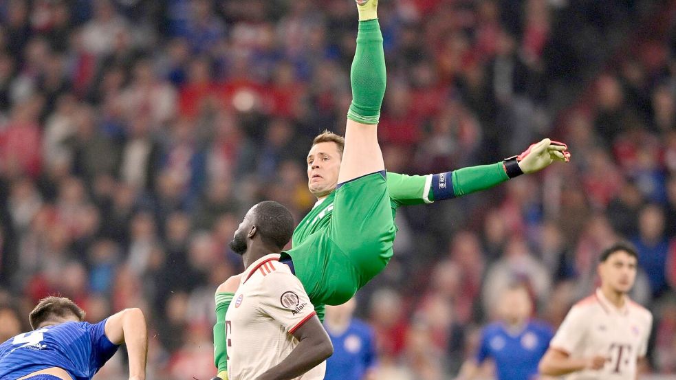 Bei dieser Rettungstat gegen Zagreb verletzte sich Manuel Neuer. Foto: Michael Weber/Eibner-Pressefoto/dpa