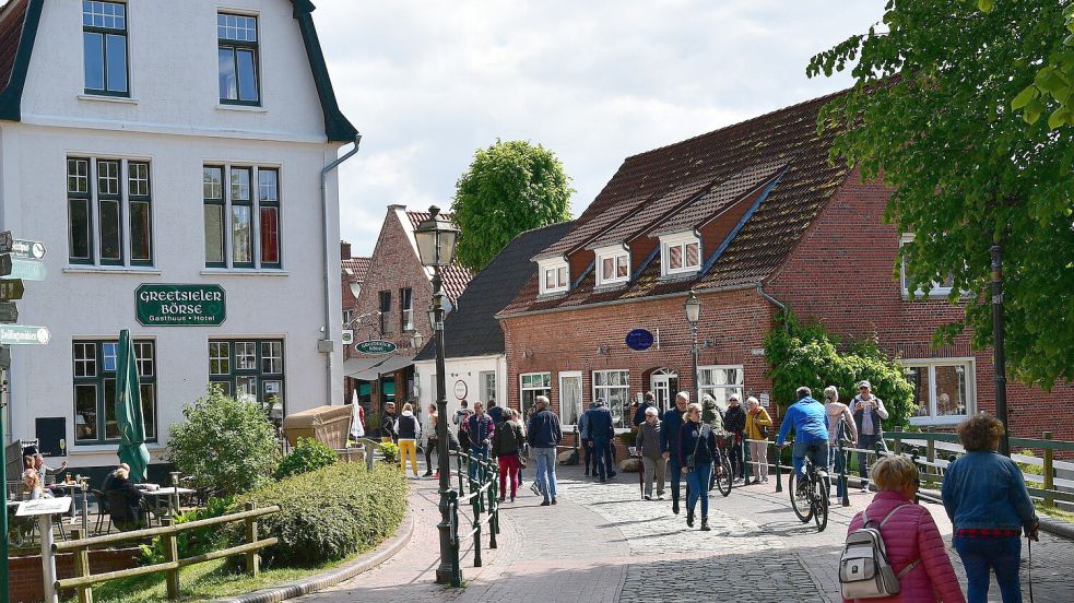 Ein typisches Bild, gerade in den Sommermonaten: Touristen schlendern durch Greetsiel. Foto: Wagenaar/Archiv