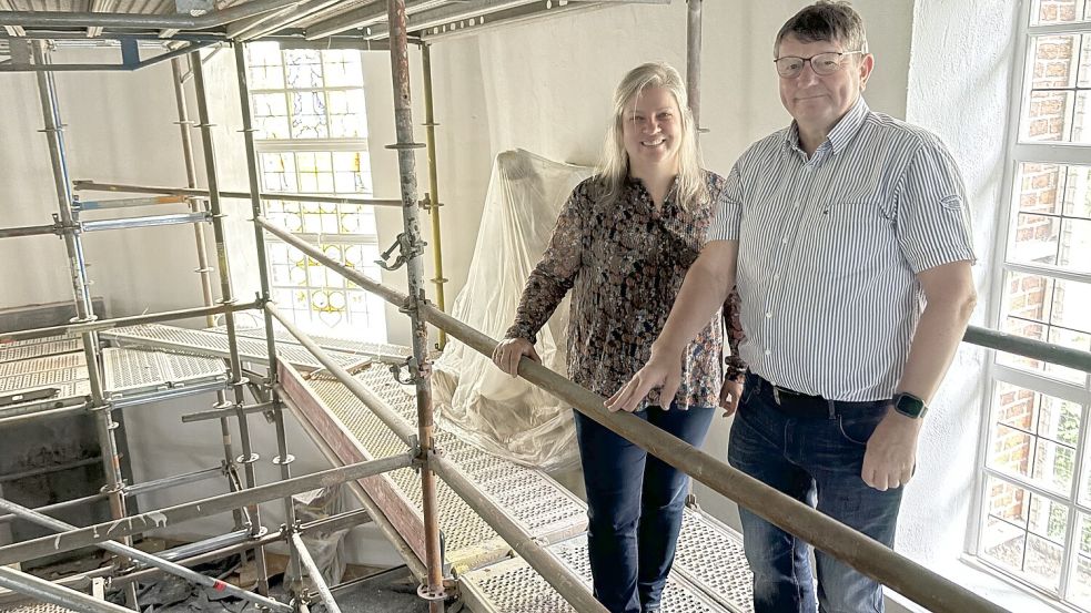 Architektin Sandra Mehler und Pastor Andreas Jäckel bei einem Rundgang im Juli über die Baustelle. Zu diesem Zeitpunkt standen noch meterhohe Gerüste im Inneren der Kirche. Foto: Archiv/Weiden