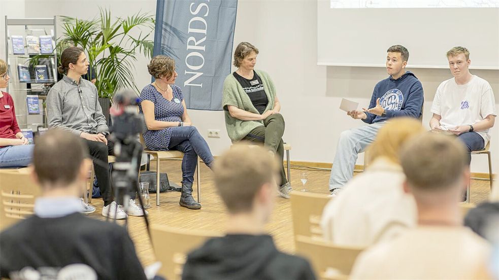 Die Schüler stellten sich in einer Podiumsdiskussion mit Experten aus dem Bereich Klima und mit Psychologen die Frage, wie man mit drohenden Gefahren wie dem Klimawandel umgehen kann. Foto: Polgesek