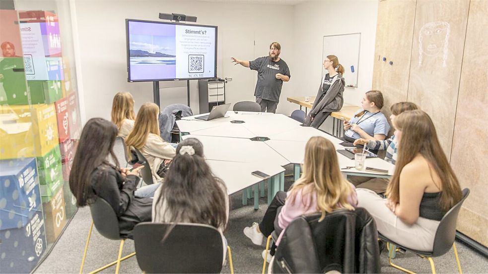 Stimmt’s? Das ist die entscheidende Frage. Hier lernten die Schüler von Claus Hock und Jasmin Oltmanns, Fakes von glaubwürdigen Beiträgen zu unterscheiden. Foto: Polgesek