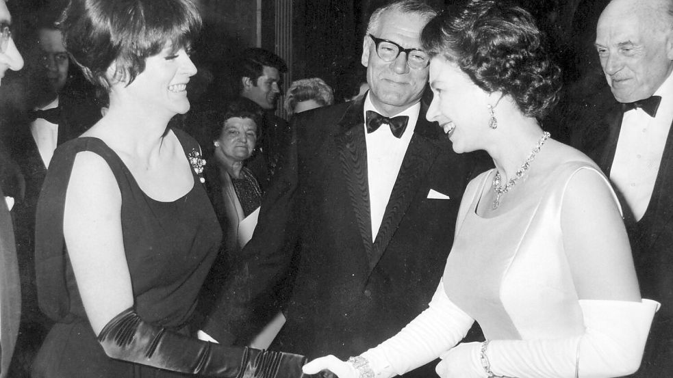 Smith, hier mit Königin Elizabeth II., gehörte zu den großen Schauspielerinnen. (Archivfoto) Foto: Pa/PA Wire/dpa