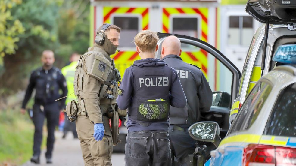 Am Freitagmittag hat das Spezialeinsatzkommando der Polizei eine Wohnung in Tangstedt gestürmt, in der sich ein gesuchter Straftäter verschanzt hatte. Foto: Florian Sprenger