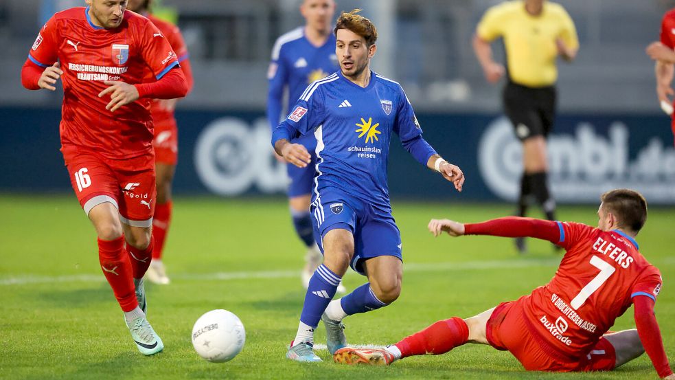 Zwischen Kickers Emden (blaues Trikot Kai Kaissis) und Drochtersen/Assel (rote Trikots) ging es ordentlich zur Sache. Foto: Doden, Emden