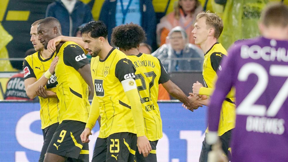 Beim 4:2 des BVB über Bochum wird Serhou Guirassy (Zweiter v.l.) als Matchwinner gefeiert. Foto: Bernd Thissen/dpa