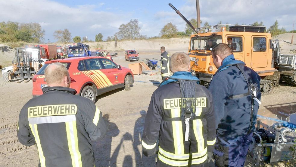 Absolviert wird ein Übungsszenario im Quarzwerk Marx, wo sich ein angenommener Schadstoffunfall ereignet hat. Foto: Ortgies