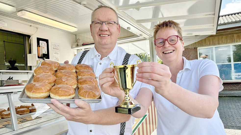 Wir haben Edeltraut und Hinrich Hinrichs besucht und ihnen den Sieger-Pokal überreicht. Foto: Ortgies