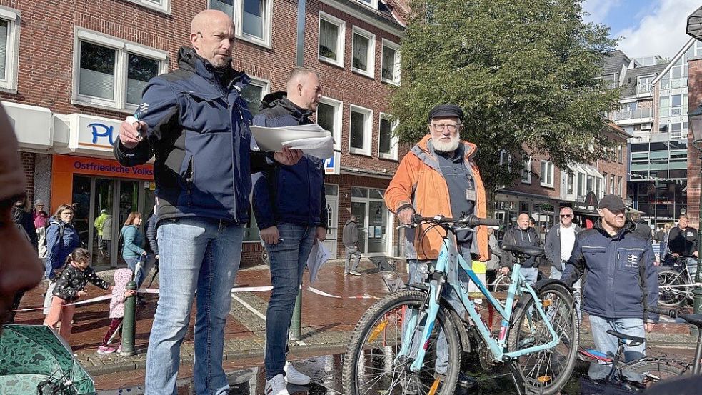 Martin Mennenga (links) vom Bürgerbüro führte durch die Versteigerung. Fotos: Groenendaal