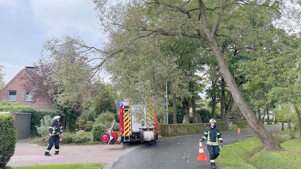 Am späten Freitagnachmittag rückte die Feuerwehr Haxtum dann in die Bürgermeister-Friesenborg-Straße aus. Foto: Keno Wessels