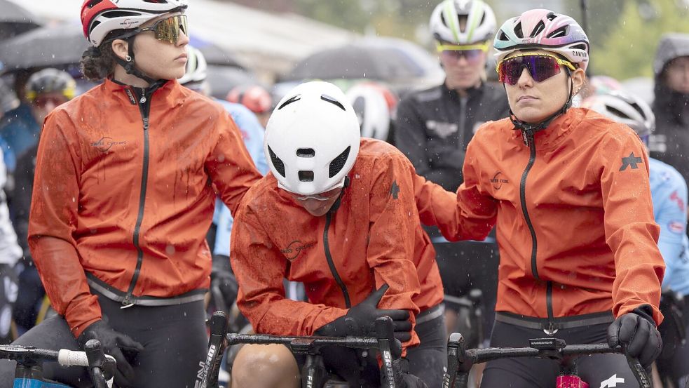 Die Schweizerin Linda Zanetti weint bei der Schweigeminute am Start. Foto: Til Buergy/KEYSTONE/dpa