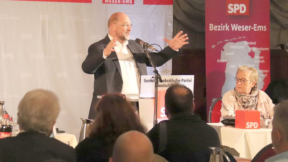 Ex-SPD-Vorsitzender Martin Schulz sprach eine dreiviertel Stunde auf dem SPD-Parteitag in Norden. Foto: Heino Hermanns