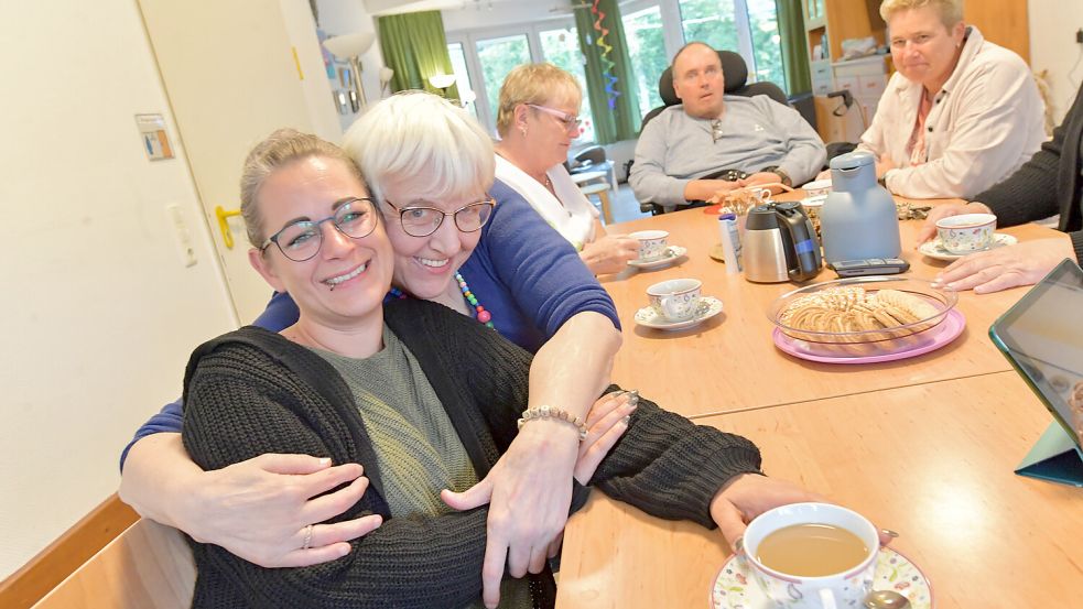 Iris Otten (vorne) und Jannette Janßen sind sich im Lüttje Dörp sehr nahe. Fotos: Ortgies