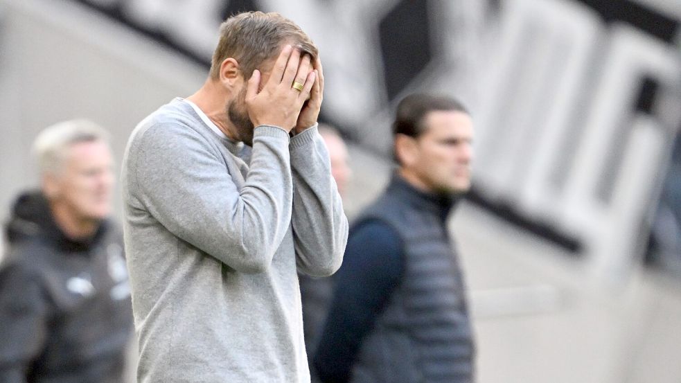 Konnte kaum hinsehen: Union-Coach Bo Svensson. Foto: Federico Gambarini/dpa