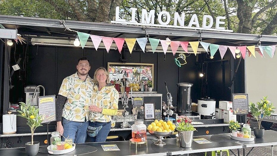 Waren in diesem Jahr zum ersten Mal beim Emder Erntedankfest dabei: Koord und Anke vom Limonadenstand Love & Limo. Fotos: Groenendaal