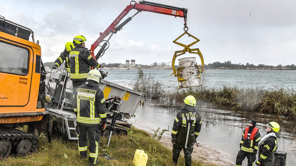 Bei einem Unglück auf See sind unter anderem Fässer mit Schweröl über Bord gegangen. Das war eine der angenommenen Gefahren bei einer Großübung im Landkreis Wittmund. Foto: Ortgies