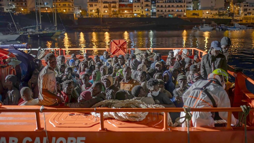 Immer mehr Migranten aus Afrika steuern die Kanaren an. (Archivbild) Foto: Antonio Sempere/EUROPA PRESS/dpa