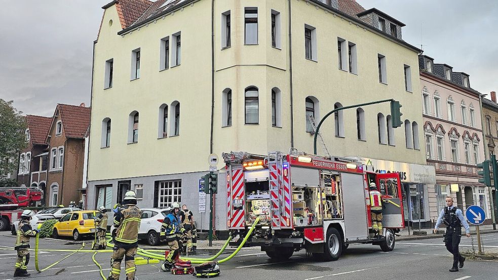 Bei zwei Bränden in Essen sind rund 30 Menschen verletzt worden. Foto: Markus Gayk/dpa