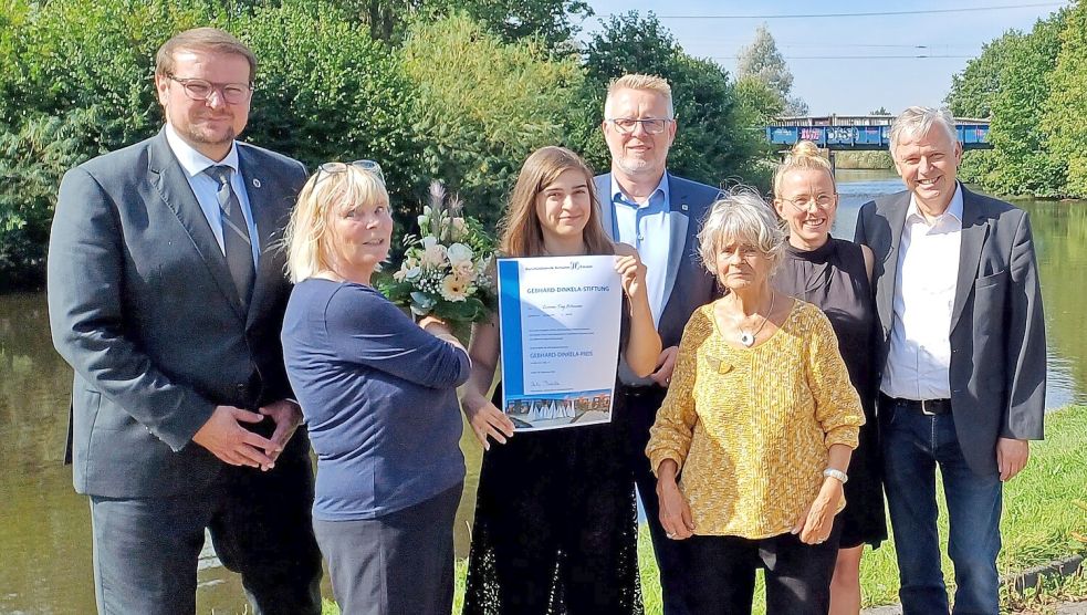 Emdens Oberbürgermeister Tim Kruithoff (von links), Anke Dinkela (Vorsitzende des Stiftungskuratoriums), Björn Holzgrabe (Schulleiter), Stiftungs-Gründerin Brigitta Dinkela, Elske Boomgaarden (stellvertretende Schulleiterin) sowie Geschichtslehrer Gero Conring freuten sich mit Cosima Artmann (mit Urkunde) über die Ehrung. Foto: privat