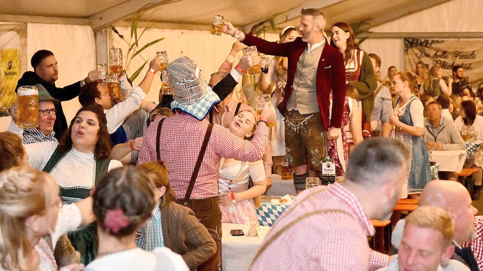 Beim Oktoberfest in Veenhusen wurde ordentlich gefeiert – auch auf den Tischen. Foto: Stromann