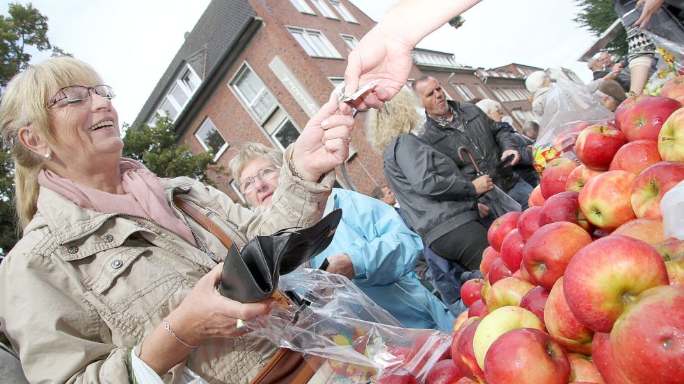 Eine Besucherin kauft Äpfel auf dem Erntedankfest in Emden. An diesem Samstag geht es im Emder Stadtgarten wieder los. Foto: Päschel/Archiv