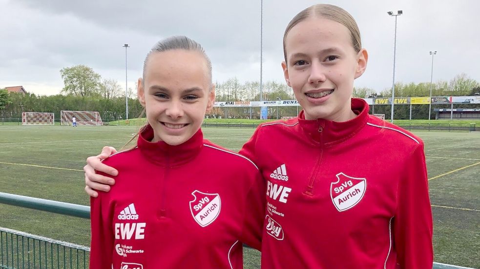 Ilva Fuß (links) und Tomke Brandes sind zwei große ostfriesische Talente, die als U15-Juniorinnen schon im U17-Kader dabei sind. Beide spielen in der Niedersachsenauswahl. Brandes könnte bald sogar im DFB-Trikot auflaufen. Archiv: Siemens