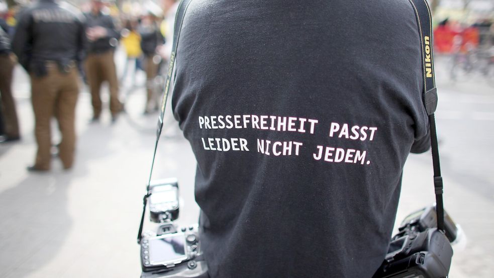 Ein Fotograf trägt am Rande einer Demonstration ein T-Shirt mit einem Slogan für die Pressefreiheit. DPA-Symbolbild: Berg