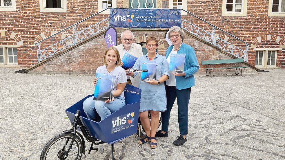 Mit dem VHS-Fahrrad posieren (von links nach rechts): Juliane Blech (Content Managerin in der Presse- und Öffentlichkeitsarbeit), Jörg Furch (Vorstandsvorsitzender), Sabine Kasimir (Volkshochschulleitung) und Ursula Behrends (Fachbereichsleitung Integration und Teilhabe). Foto: Rose