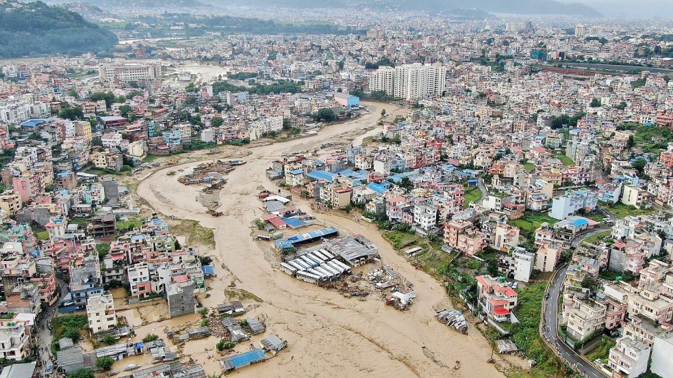 Nach starken Regenfällen in Nepal wälzen sich Schlamm- und Wassermassen durch das Kathmandutal. (Bild Archiv) Foto: Gopen Rai/AP/dpa