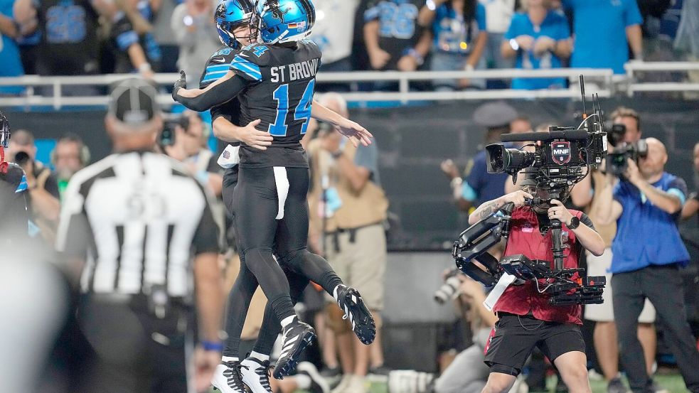 Verkehrte Welt: Amon-Ra St. Brown (rechts) warf einen Touchdownpass auf seinen Quarterback Jared Goff. Foto: Paul Sancya/AP/dpa