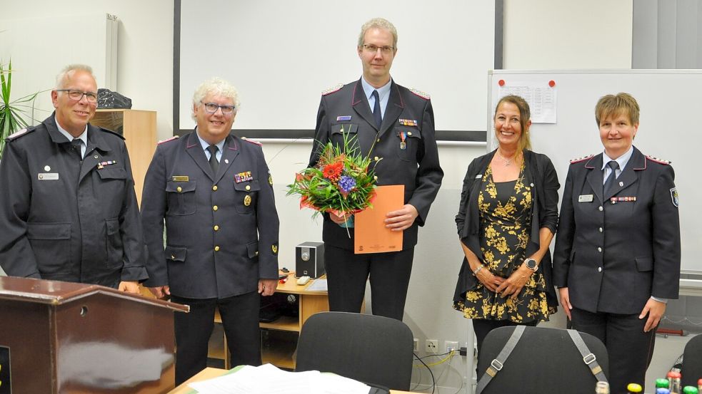 Friedhelm Tannen (2. von links) zeichnete Gerd Diekena (3. von links) mit der Ehrennadel der Ostfriesischen Feuerwehren in Gold aus. Es gratulierten, Ernst Lübben (links), Anett Knochenhauer (2. von rechts) und Tanja de Freese (rechts). Foto: privat