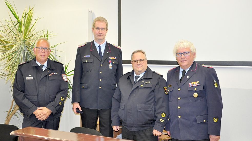 Für die beispielhafte Zusammenarbeit zeichnete OFV-Vorsitzender Udo Schwarz (2. von rechts) Gerd Diekena mit der Verdienstmedaille des Oldenburgischen Feuerwehrverbandes in Silber aus. Es gratulierten Ernst Lübben (links) und Friedhelm Tannen (rechts). Foto: privat