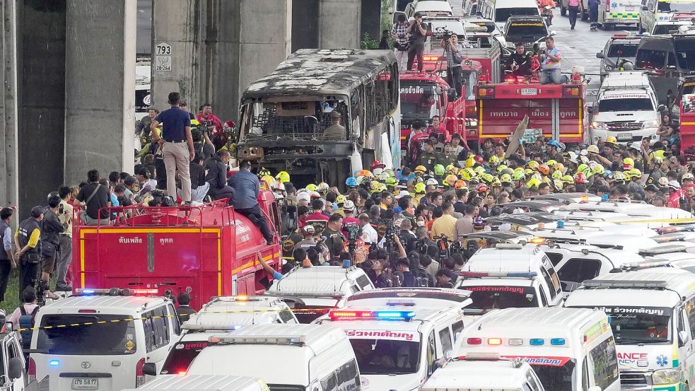 Zahlreiche Retter waren im Einsatz, jedoch kam für die meisten jede Hilfe zu spät. Foto: Sakchai Lalit/AP/dpa