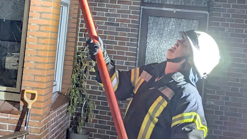 Mit einem Einreißhaken wurde die Holzvertäfelung entfernt. Dann wurde mit einer Wärmebildkamera kontrolliert, ob sich in der Dämmung noch Glutnester befinden. Foto: Bruns/Feuerwehr