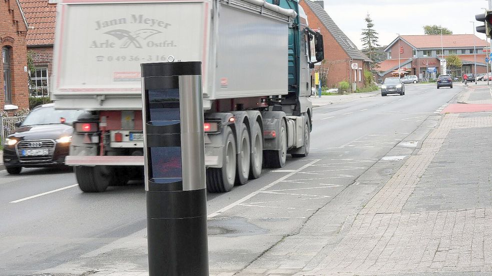 Hier steht schon ein neuer Turm: Der Blitzer an der Petkumer Straße wurde im vergangenen Jahr bereits erneuert. Foto: F. Doden/Archiv