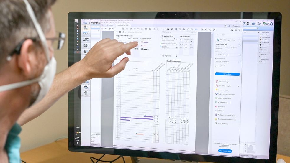 Ein Facharzt arbeitet mit einer elektronischen Patientenakte, die ein E-Rezept zeigt. Foto: Kalaene/dpa