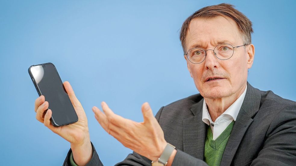 Karl Lauterbach (SPD), Bundesminister für Gesundheit, stellt auf einer Pressekonferenz die Vorbereitungen für den Start der elektronischen Patientenakten (ePA) vor. Foto: Kay Nietfeld/dpa