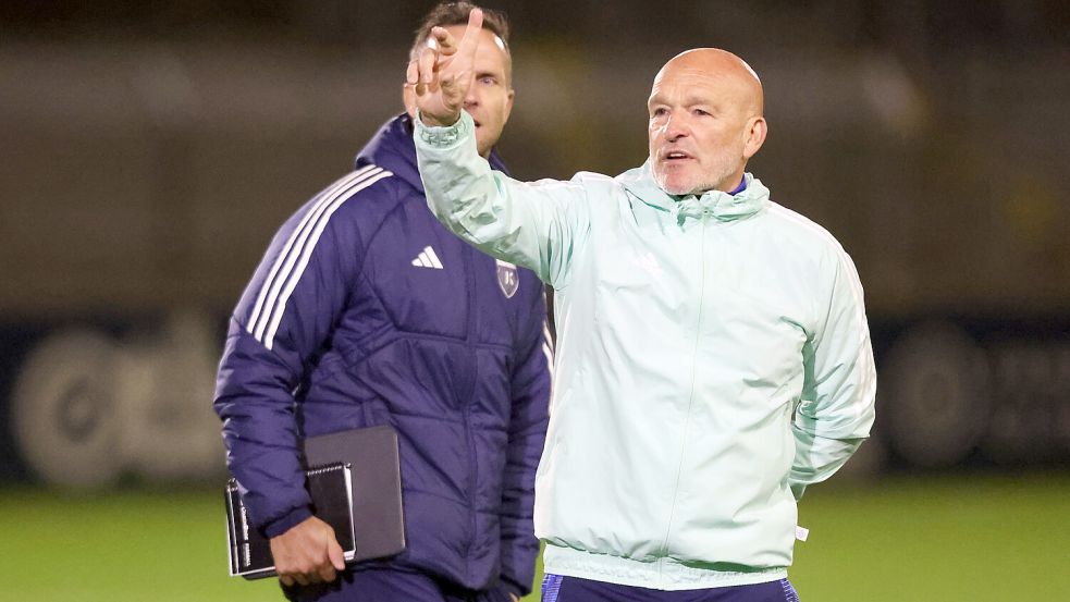 Emdens Trainerteam Stefan Emmerling (rechts) und Markus Unger hofft auf eine bessere Chancenverwertung seiner Mannschaft gegen den Bremer SV als zuletzt. Foto: Doden